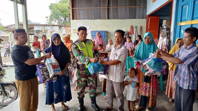 Babinsa Dampingi Pembagian Sembako ke warga Kurang Mampu