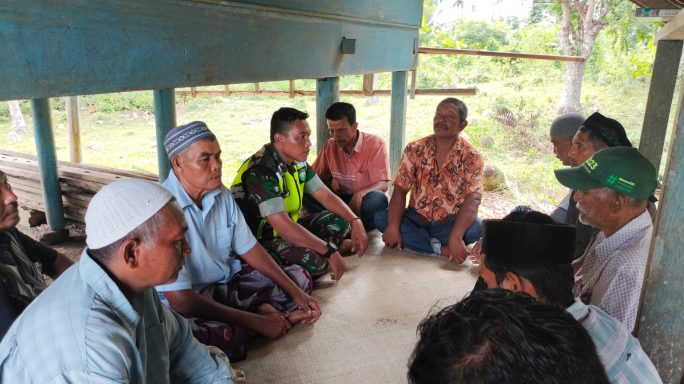 Ikut Lestarikan Tradisi Daerah, Babinsa Trienggadeng Hadiri Kenduri Blang dan Doa Bersama di Desa Binaannya