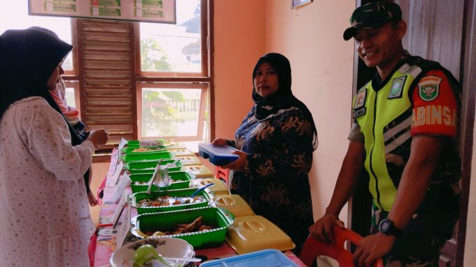 Babinsa Sungai Lipur Hilir Dampingi Berikan Makanan Tambahan Kepada Balita Stunting