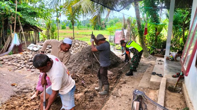 Babinsa Koramil 20/Bandar Dua Melaksankan Karya Bakti Bersama Masyarakat Gali Pondasi Balai Pengajian