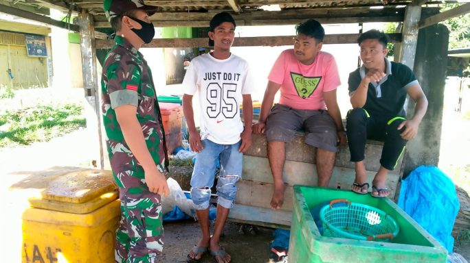Anggota Koramil Meureudu Laksanakan Komsos Bersama Pedagang Ikan