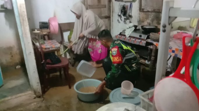Aceh Selatan Terkena Banjir, Jajaran Babinsa Kodim 0107 Langsung ke Lokasi Pantau Situasi Dan Bantu Warga