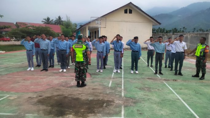 Babinsa Posramil Lawe Bulan Latih PBB Pelajar SMA
