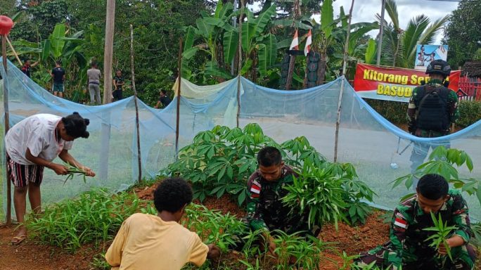 Tingkatkan Kesejahteran Masyarakat Satgas Pamtas RI -PNG Yonif 111/KB Ajari Masyarakat Bercocok Tanam 