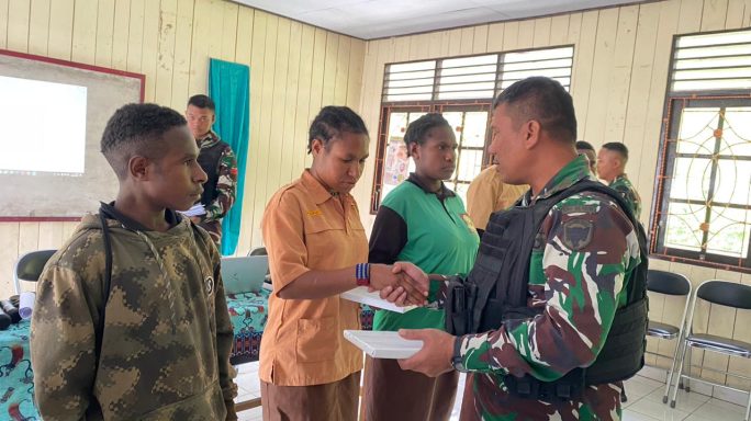 Satgas Yonif RK 115/ML Kembali Masuk ke Sekolah Memberikan Materi Wawasan Kebangsaan kepada Siswa SMK Negeri Mulia