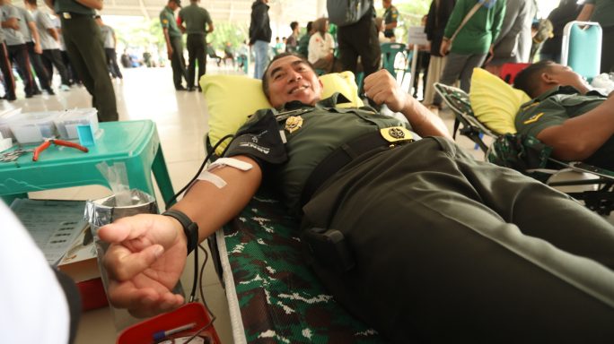 Kasdam IM ikut Donor Darah dalam kegiatan Bhakti Kesehatan HUT Ke-78 Kesehatan TNI AD