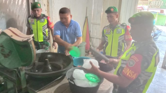 Wujud Peduli UMKM, Babinsa Komsos Bersama Pemilik Usaha Bakso