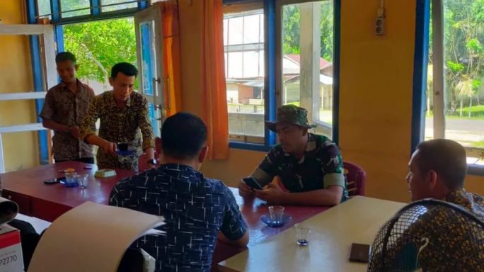 Sambangi Kantor Desa, Babinsa Koramil 04/Salang Komsos Dengan Aparatur Desa