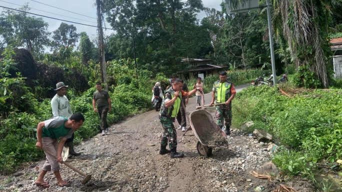 Babinsa Bersama Warga Gotong Royong Timbun Jalan