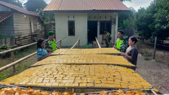 Motifasi Pelaku UKM Babinsa Sambangi Pembuat Kerupuk