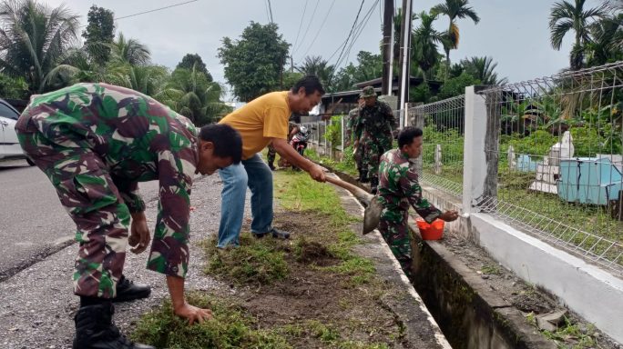 Prajurit Kodim 0105/Abar Bersihkan Taman Makam Pahlawan Sambut Peringatan HUT TNI Yang Ke – 78