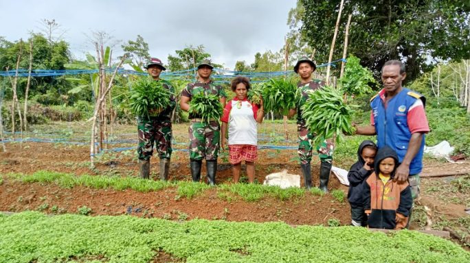Semai Bibit Tanaman Satgas Pamtas RI-PNG Yonif 111/KB Dan Masyarakat Kampung Mawan Gelar Kampung Sejahtera