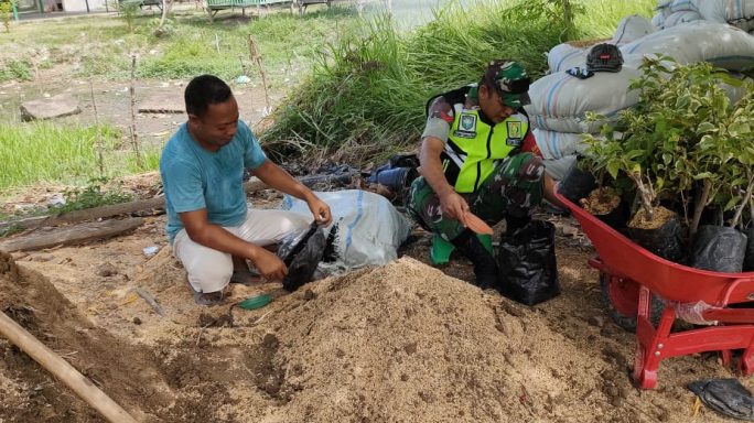 Babinsa Koramil 08/Gandapura Isi Polybag Dengan Pengelola Tanaman Hias