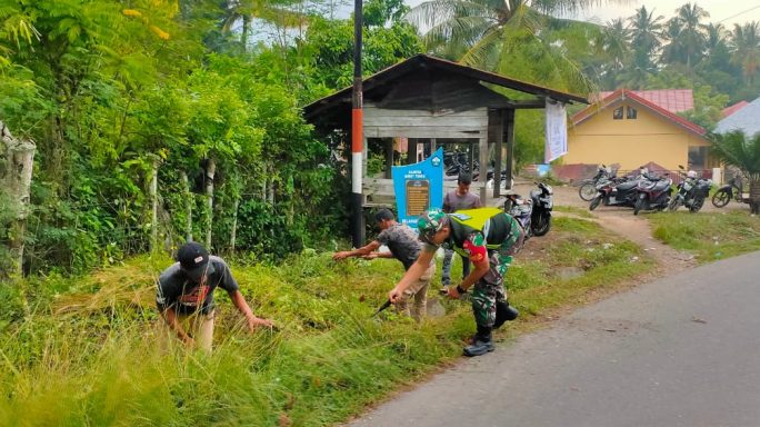 Babinsa Koramil 01/Bireuen Gotong Royong Bersama Masyarakat Sambut Maulid Nabi Muhammad SAW
