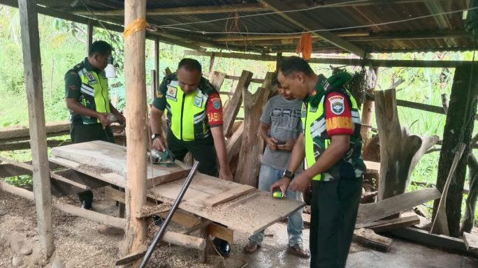 babinsa Kodim 0108/Agara Laksanakan Komsos Bersama Dengan Pengrajin Meja