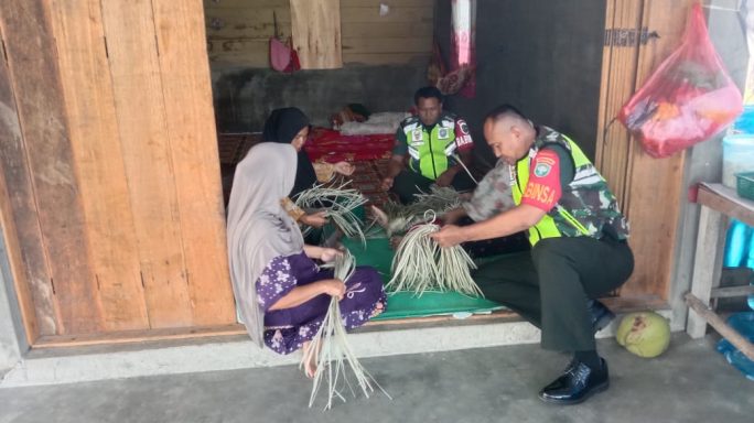 Babinsa Koramil 0108-04/Babussalam Bantu Pengerajin Tikar