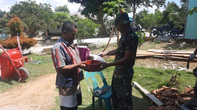 Warga Dengan Suka Rela Berikan Kopi dan Kue Kepada Satgas TMMD