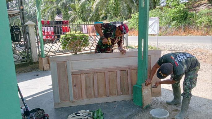 Rehab RTLH Milik Ibu Turis Masuk Tahap Pemasangan Daun Pintu dan Jendela