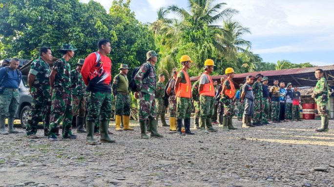 Sebelum Melaksanakan Tugas, Personel Satgas TMMD 118 Awali Kegiatan Dengan Apel Pagi