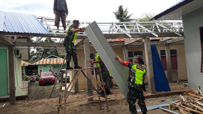 Tingkatkan Pelayanan Kesehatan, Babinsa Bersama warga Binaan Bangun Tempat Kesehatan