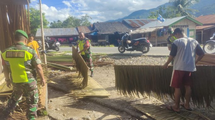 Keakraban Babinsa Bersama Warga Binaan Bantu Buat Atap Rumbia