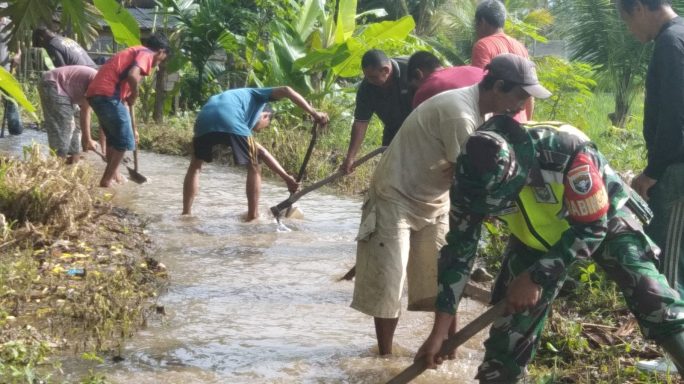 Babinsa Ajak Warga Kerja Bhakti Bersihkan Saluran Irigasi