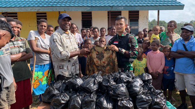 Satgas Pamtas Statis RI-PNG Yonif 111/KB Pos Camp Modern Beri Bantuan Kepada Masyarakat
