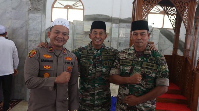 Pangdam IM Silaturahmi dan Shalat Jumat di Masjid Baiturrahim Ulee Lheue.