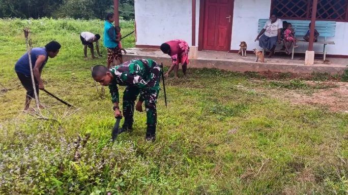 Karya Bakti TNI Satgas Pamtas RI-PNG Yonif RK 111/KB Bersama Masyarakat Ciptakan Lingkungan Yang Bersih