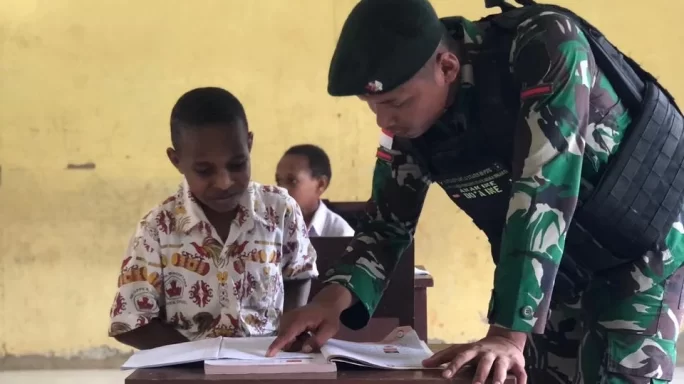 Satgas Pamtas RI-PNG Yonif RK 111/KB Wujudkan Mimpi Anak Pedalaman Papua Selatan