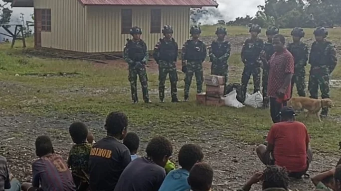 Sebagai Wujud Rasa Belasungkawa, Satgas Yonif RK 115/ML Hadir Berikan Bantuan Kepada Warga Yang Berduka