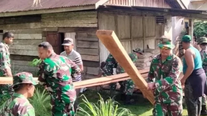 Prajurit Kodim 0109/Aceh Singkil Melakukan Bedah Rumah Masyarakat Duafa