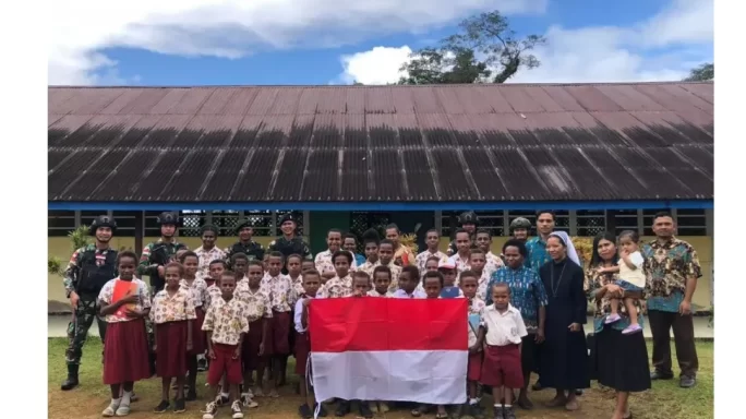 Pentingnya Pendidikan Satgas Pamtas RI – PNG Yonif 111/KB Bantu Pemerintah Daerah Brantas Buta Aksara