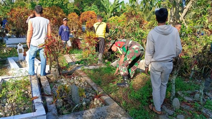 Supaya TPU Lebih Bersih dan Rapi Babinsa Ajak Warga Gotong Royong