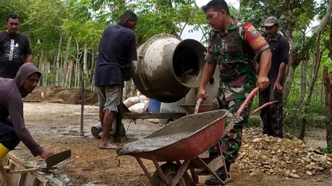 Peran Aktif Serda Suyanto, Dukung Pembangunan Desa Tingkatkan Kualitas Hidup Masyarakat