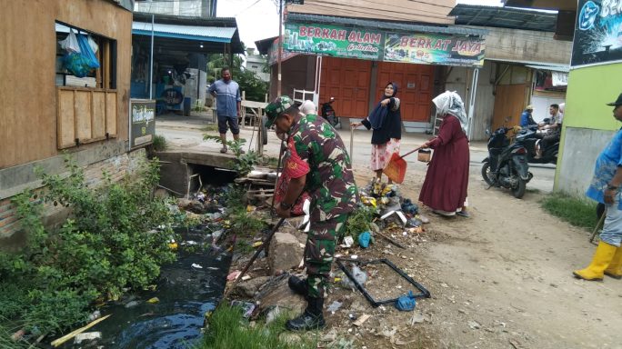 Gotong Royong Bersihkan Parit, Babinsa dan Warga Aksi Peduli Lingkungan