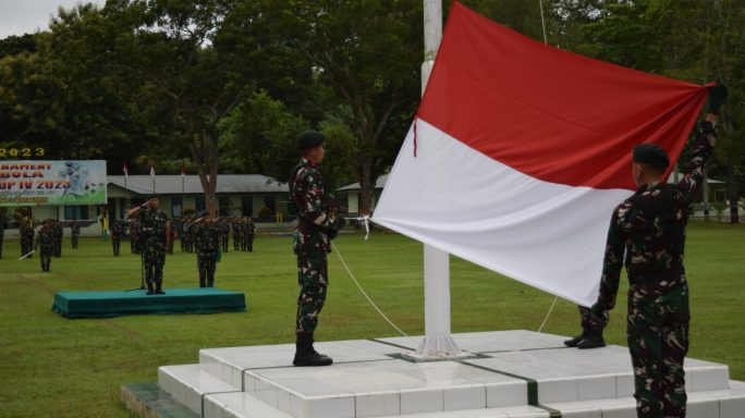Tumbuhkan Jiwa Kedisiplinan, Prajurit Badak Hitam Laksanakan Upacara Bendera Hari Senin.