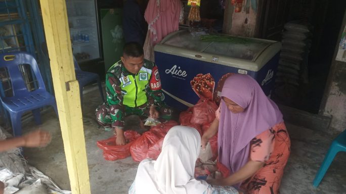 Babinsa Dampingi Pembagian Sembako ke warga Kurang Mampu