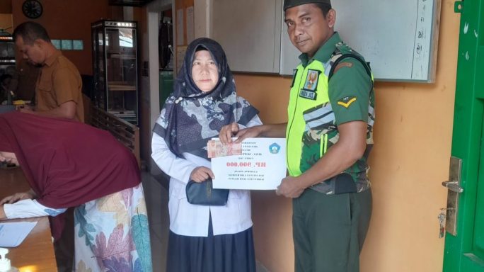 Dukung Kesejahteraan Masyarakat, Babinsa Lateng Laksanakan Pendampingan Penyaluran BLT DD