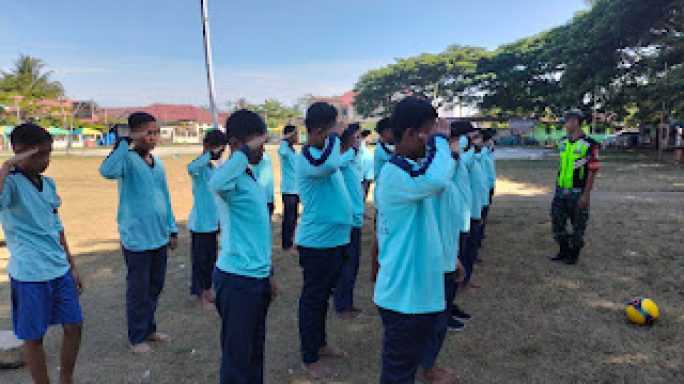 Tumbuhkan Rasa Kekompakan dan Disiplin, Babinsa Koramil 03/Jeunib Latih PBB Siswa SMPN 1