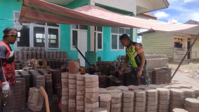 Bangkitkan Semangat Warga Dan Menambah Prekonomian Dengan Membuat Paving Blok