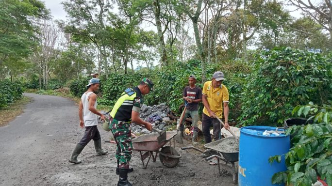 Atasi Kesulitan Rakyat, Babinsa Koramil 09/Ketol Bantu Warga Membuat Jalan Ramba Beton