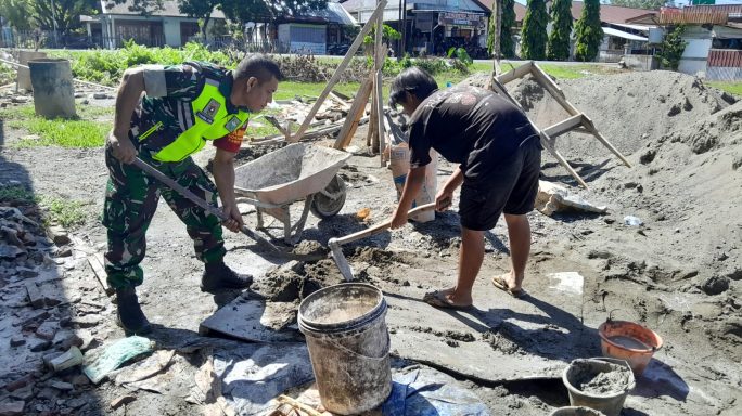 Kendati Tanggal Merah, Babinsa Koramil 03/Kaway XVI Tetap Melakukan Tugas Abdi Negara Yakni Membantu Warga Membangun Rumah