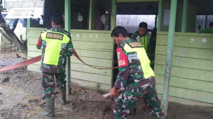 Pererat Hubungan Silaturahmi Babinsa Bantu Bersihkan rumah Warga
