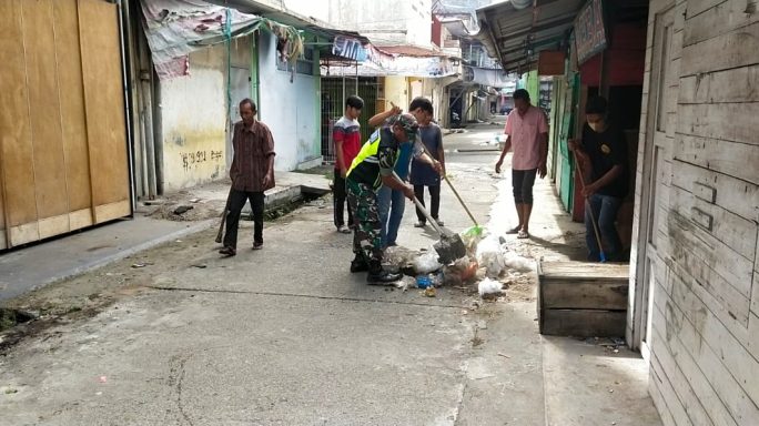 Jalin Kebersamaan, Babinsa Koramil 01/Bireuen Gotong Royong Bantu Warga Bersihkan Parit