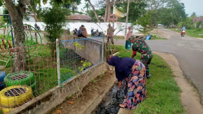 Peran Aktif, Babinsa Bersama Warga Gotong Royong Membersih Parit