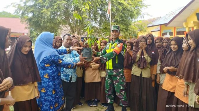 Lestarikan Lingkungan, Babinsa Posramil Simpang Mamplam Bersama Warga Tanam Pohon Penghijauan