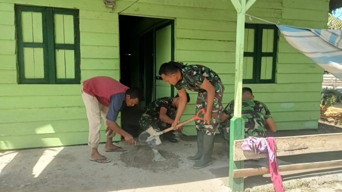 Wujud Perhatian Personil Babinsa Bantu Buat Lantai Teras Warga Binaan
