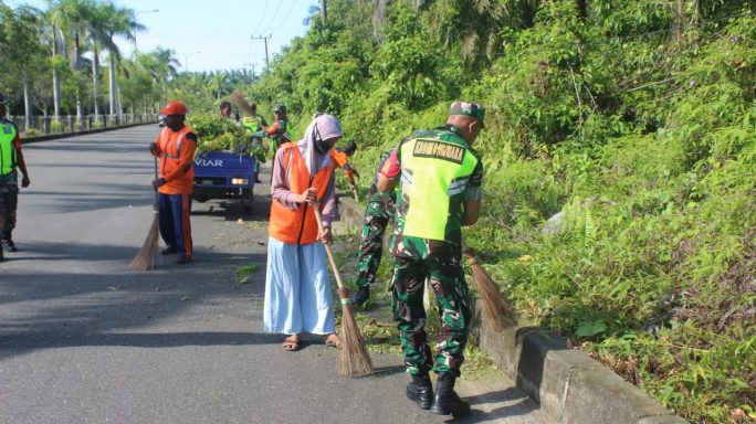 Personil Kodim 0116/Nagan Raya bersama DLHK dan Masyarakat Laksanakan Gotong Royong Bersihkan Jalan Perkantoran Suka Makmue