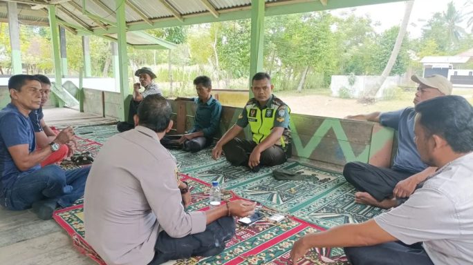 Babinsa dan Bhabinkamtibmas Adakan Komsos Bersama Perangkat Desa